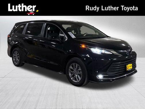 2022 Toyota Sienna XLE 8 Passenger
