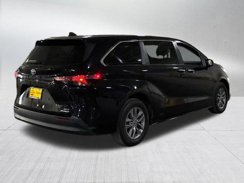 2022 Toyota Sienna XLE 8 Passenger