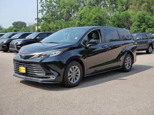 2022 Toyota Sienna XLE 8 Passenger
