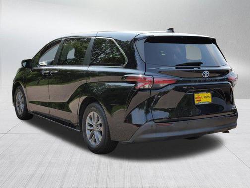 2022 Toyota Sienna XLE 8 Passenger