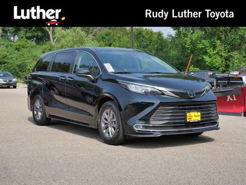 2022 Toyota Sienna XLE 8 Passenger