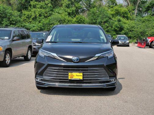 2022 Toyota Sienna XLE 8 Passenger