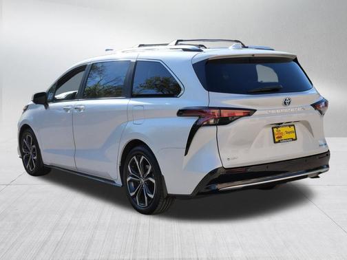 Wind Chill Pearl 2025 Toyota Sienna Platinum