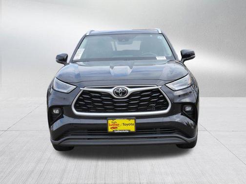 Midnight Black Metallic 2021 Toyota Highlander XLE