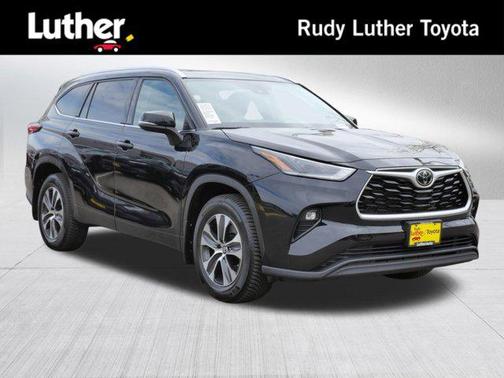 Midnight Black Metallic 2021 Toyota Highlander XLE