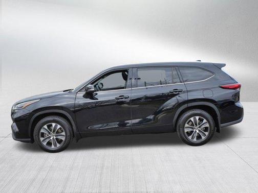 Midnight Black Metallic 2021 Toyota Highlander XLE