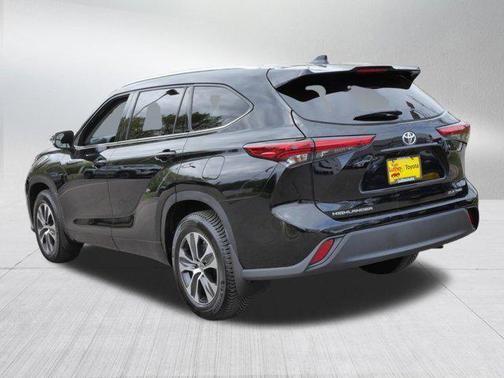 Midnight Black Metallic 2021 Toyota Highlander XLE