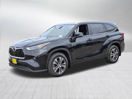Midnight Black Metallic 2021 Toyota Highlander XLE
