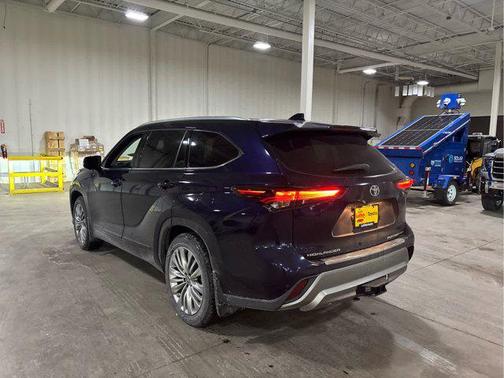 2025 Toyota Highlander Platinum