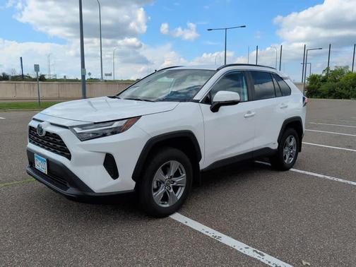 White 2022 Toyota RAV4 Hybrid XLE