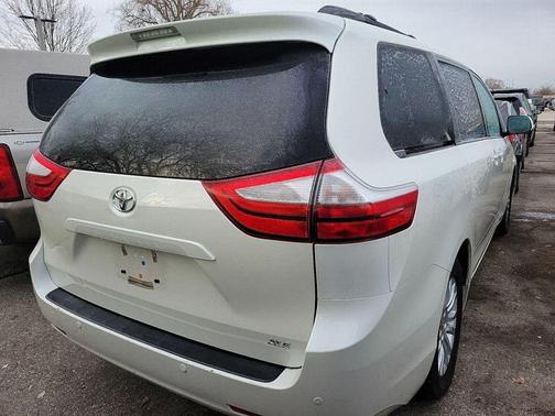 2017 Toyota Sienna XLE