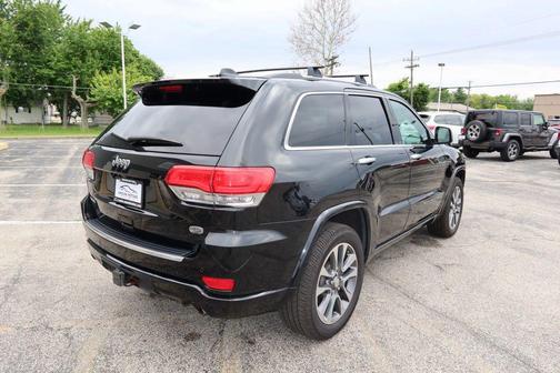 Diamond Black Crystal Pearlcoat 2017 Jeep Grand Cherokee Overland