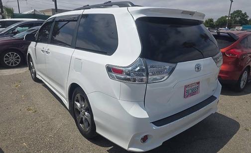 Super White 2017 Toyota Sienna SE Premium