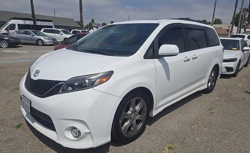 Super White 2017 Toyota Sienna SE Premium