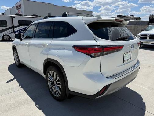 2021 Toyota Highlander Hybrid Platinum