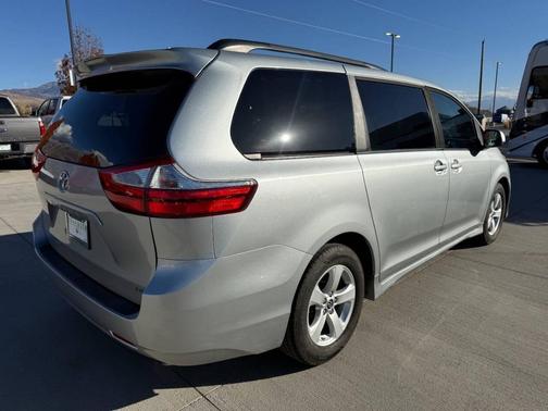 2019 Toyota Sienna LE