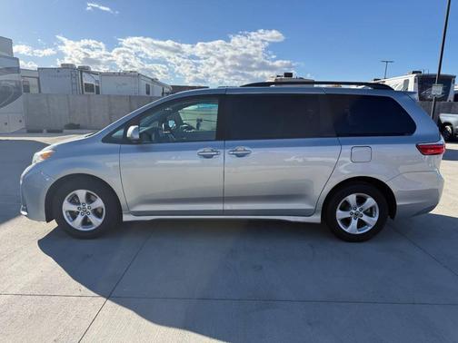 2019 Toyota Sienna LE