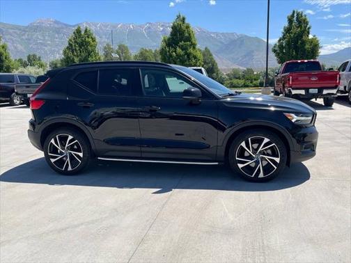 2022 Volvo XC40 T5 R-Design