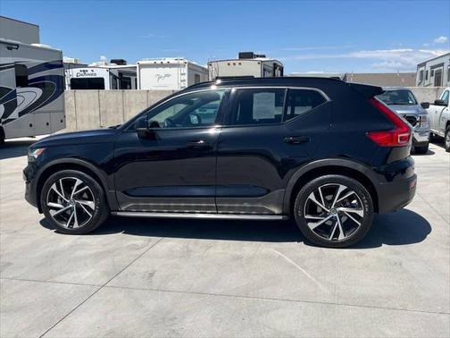 2022 Volvo XC40 T5 R-Design