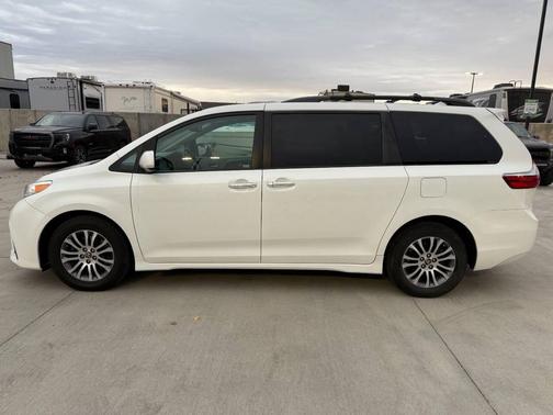 2018 Toyota Sienna XLE