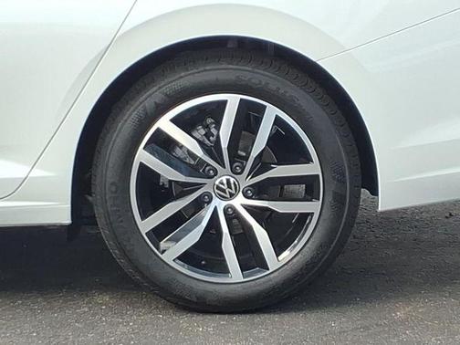 Opal White Pearl 2026 Volkswagen Jetta 1.5T SE