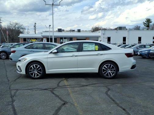 Opal White Pearl 2026 Volkswagen Jetta 1.5T SE