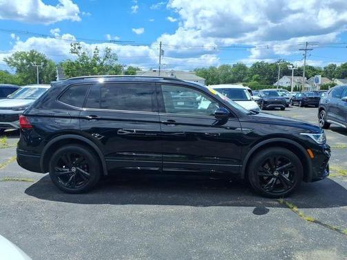Deep Black Pearl Effect 2024 Volkswagen Tiguan 2.0T SE R-Line Black