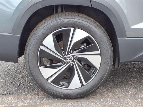 Platinum Gray Metallic 2026 Volkswagen Taos 1.5T SE