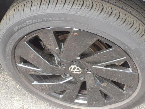 Platinum Gray Metallic 2024 Volkswagen Taos 1.5T SEL