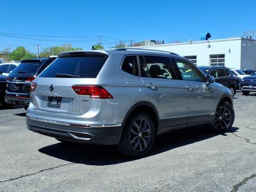 Pyrite Silver Metallic 2023 Volkswagen Tiguan 2.0T SE