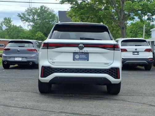 Opal White Pearl Effect 2025 Volkswagen Tiguan 2.0T SE R-Line Black