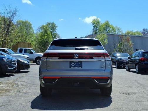 Silver Bird Metallic 2024 Volkswagen Atlas Cross Sport 2.0T SE w/Technology