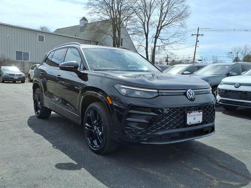 Deep Black Pearl Effect 2026 Volkswagen Tiguan 2.0T SE R-Line Black