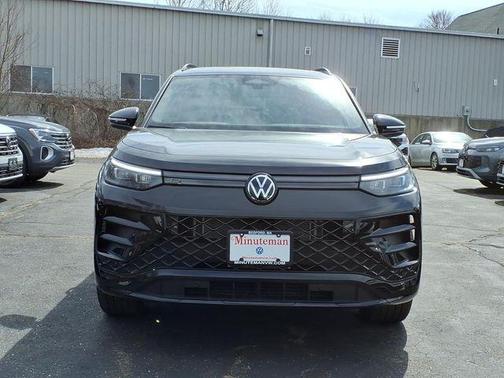 Deep Black Pearl Effect 2026 Volkswagen Tiguan 2.0T SE R-Line Black