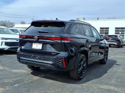 Deep Black Pearl Effect 2026 Volkswagen Tiguan 2.0T SE R-Line Black