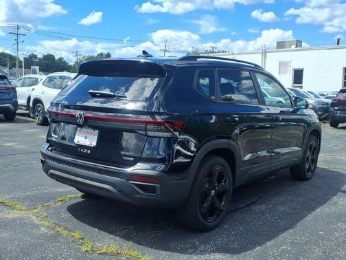 Deep Black Pearl 2026 Volkswagen Taos 1.5T SE Black