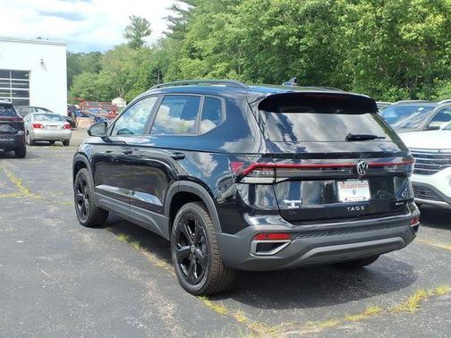 Deep Black Pearl 2026 Volkswagen Taos 1.5T SE Black