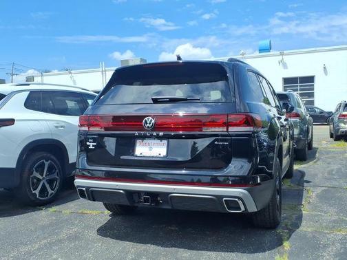 Deep Black Pearl 2026 Volkswagen Atlas 2.0T Peak Edition