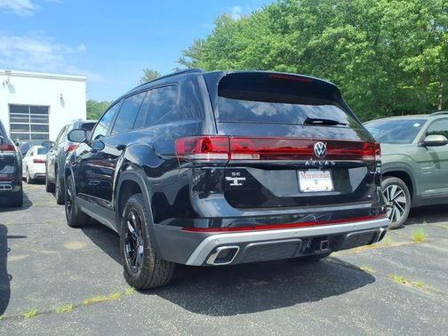 Deep Black Pearl 2026 Volkswagen Atlas 2.0T Peak Edition