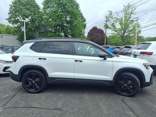 Pure White W/Black Roof 2025 Volkswagen Taos 1.5T SE Black