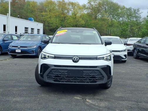 Pure White W/Black Roof 2025 Volkswagen Taos 1.5T SE Black