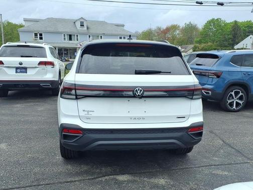 Pure White W/Black Roof 2025 Volkswagen Taos 1.5T SE Black