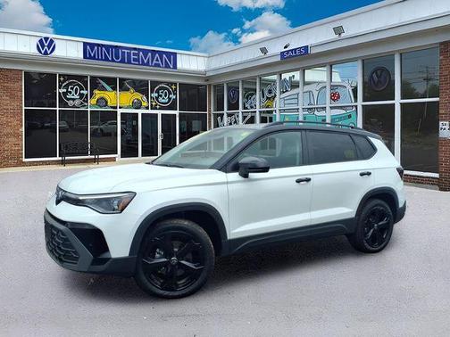 Pure White W/Black Roof 2025 Volkswagen Taos 1.5T SE Black