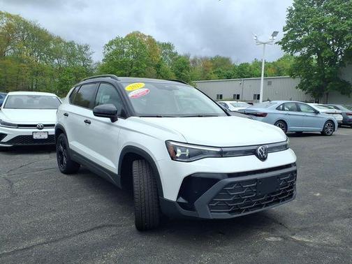 Pure White W/Black Roof 2025 Volkswagen Taos 1.5T SE Black