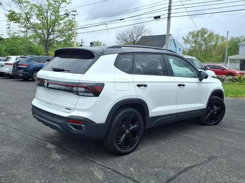 Pure White W/Black Roof 2025 Volkswagen Taos 1.5T SE Black