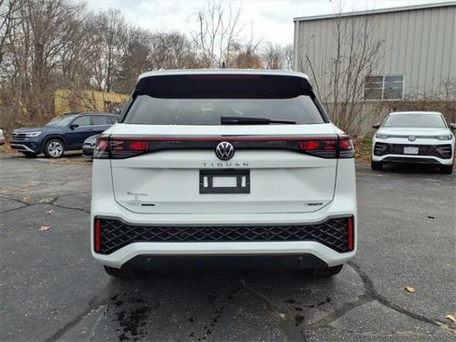 2026 Volkswagen Tiguan 2.0T SEL R-Line
