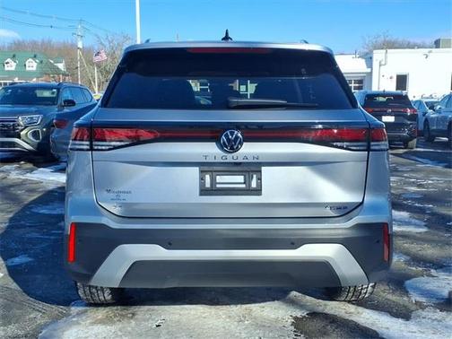 2025 Volkswagen Tiguan 2.0T SE