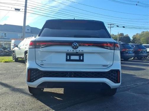 2025 Volkswagen Tiguan 2.0T SE R-Line Black
