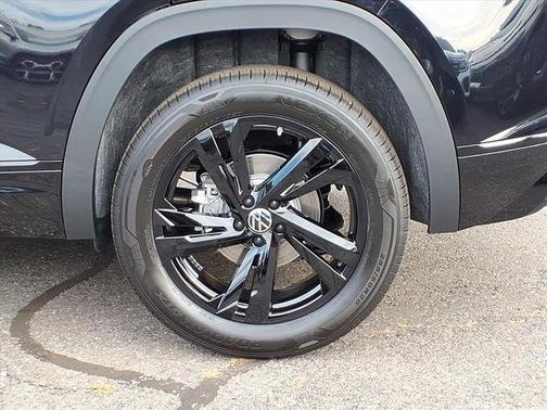Deep Black Pearl Effect 2026 Volkswagen Atlas Cross Sport 2.0T SEL R-Line Black