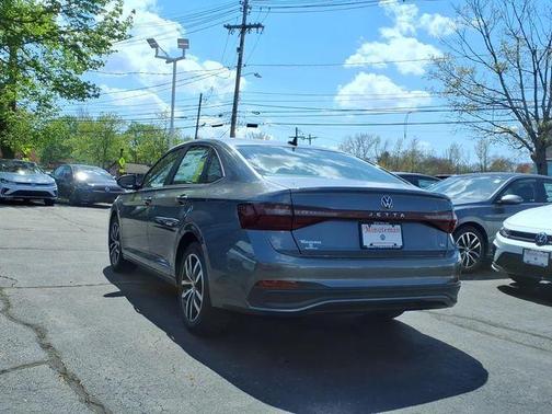 Platinum Gray Metallic 2026 Volkswagen Jetta 1.5T SE